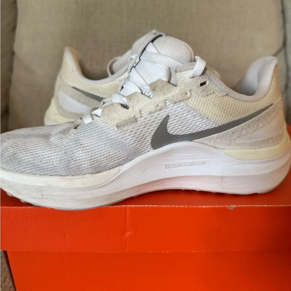 Nike Cream and White Running Shoes - Picture 9 of 11